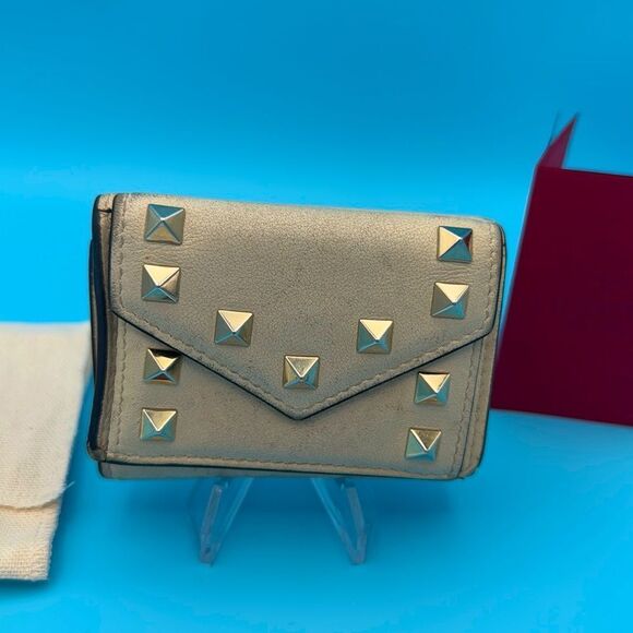 Valentino-Cream Leather Rockstud Trifold Wallet- COA and dust bag included - Picture 4 of 10